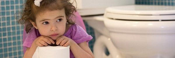 Trẻ đại tiện khó và lợi khuyên từ các chuyên gia