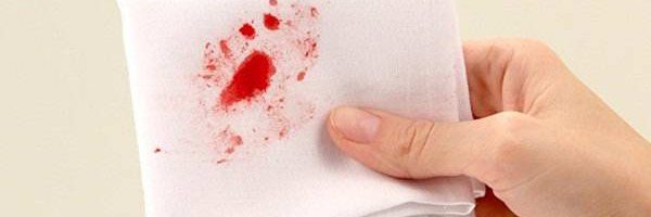 Đi vệ sinh ra máu, dấu hiệu bệnh trĩ hay bao tử?