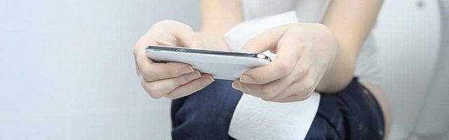 Bác sĩ nói về việc sử dụng điện thoại khi đi vệ sinh