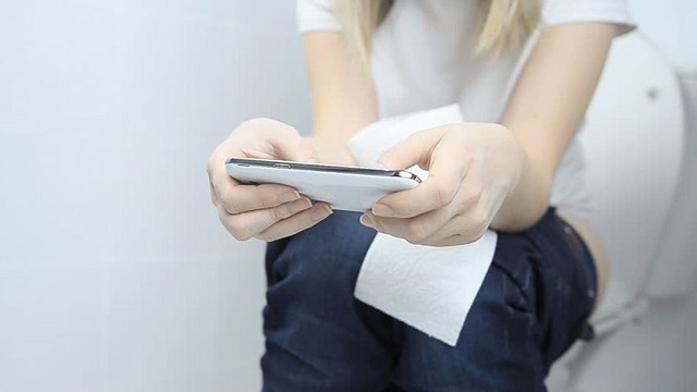 Bác sĩ nói về việc sử dụng điện thoại khi đi vệ sinh
