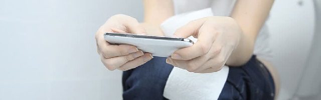 Vì sao không nên đi vệ sinh quá 10 phút ?