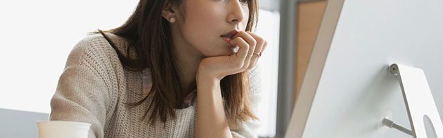 Đứng nhiều ngồi lâu khiến tăng nguy cơ mắc bệnh trĩ