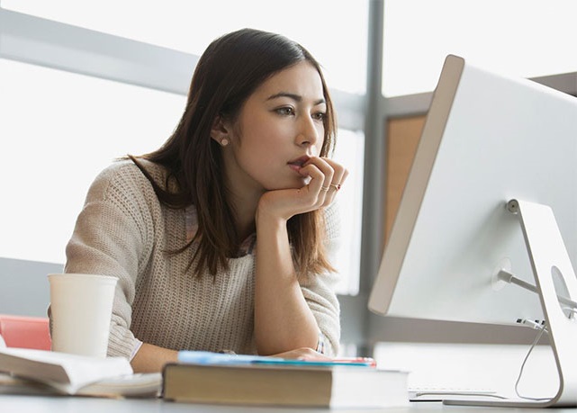 Đứng nhiều ngồi lâu khiến tăng nguy cơ mắc bệnh trĩ