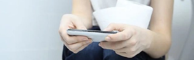 Nguy cơ cao mắc bệnh trĩ khi cầm điện thoại đi vệ sinh