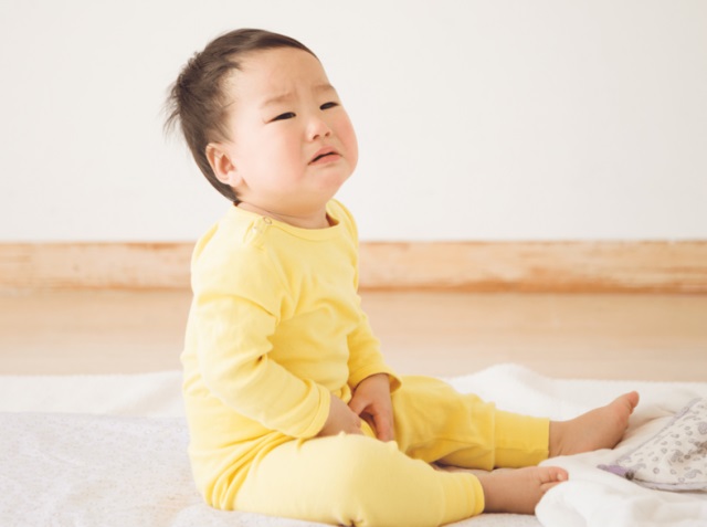 Dấu hiệu trẻ nhịn tiêu gây táo bón